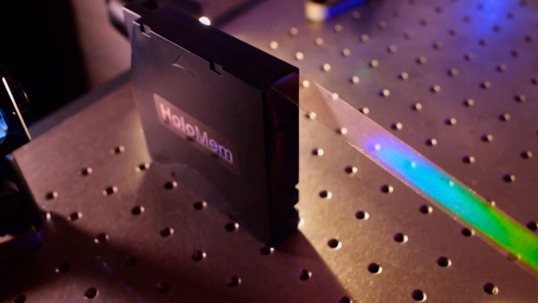 Công nghệ lưu trữ hologram – giải pháp cho thách thức dữ liệu AI