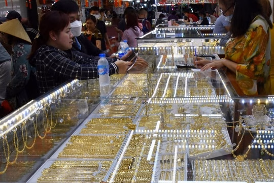 Giá bạc có thể tăng 13% vào năm 2025? Giá vàng chiều nay 17/7/2025: Giá vàng trong nước vẫn ngủ yên, vàng thế giới giảm mạnh
