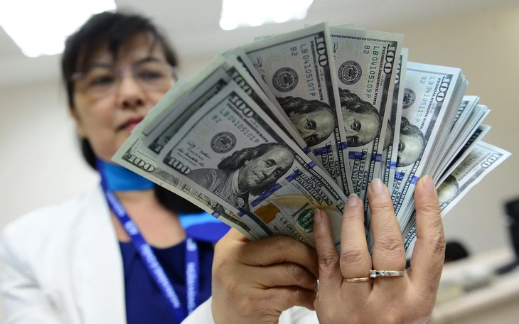 Giá vàng giảm mạnh, SJC còn 121 triệu đồng/lượng Giá vàng thế giới bất ngờ đi xuống - Ảnh 2.