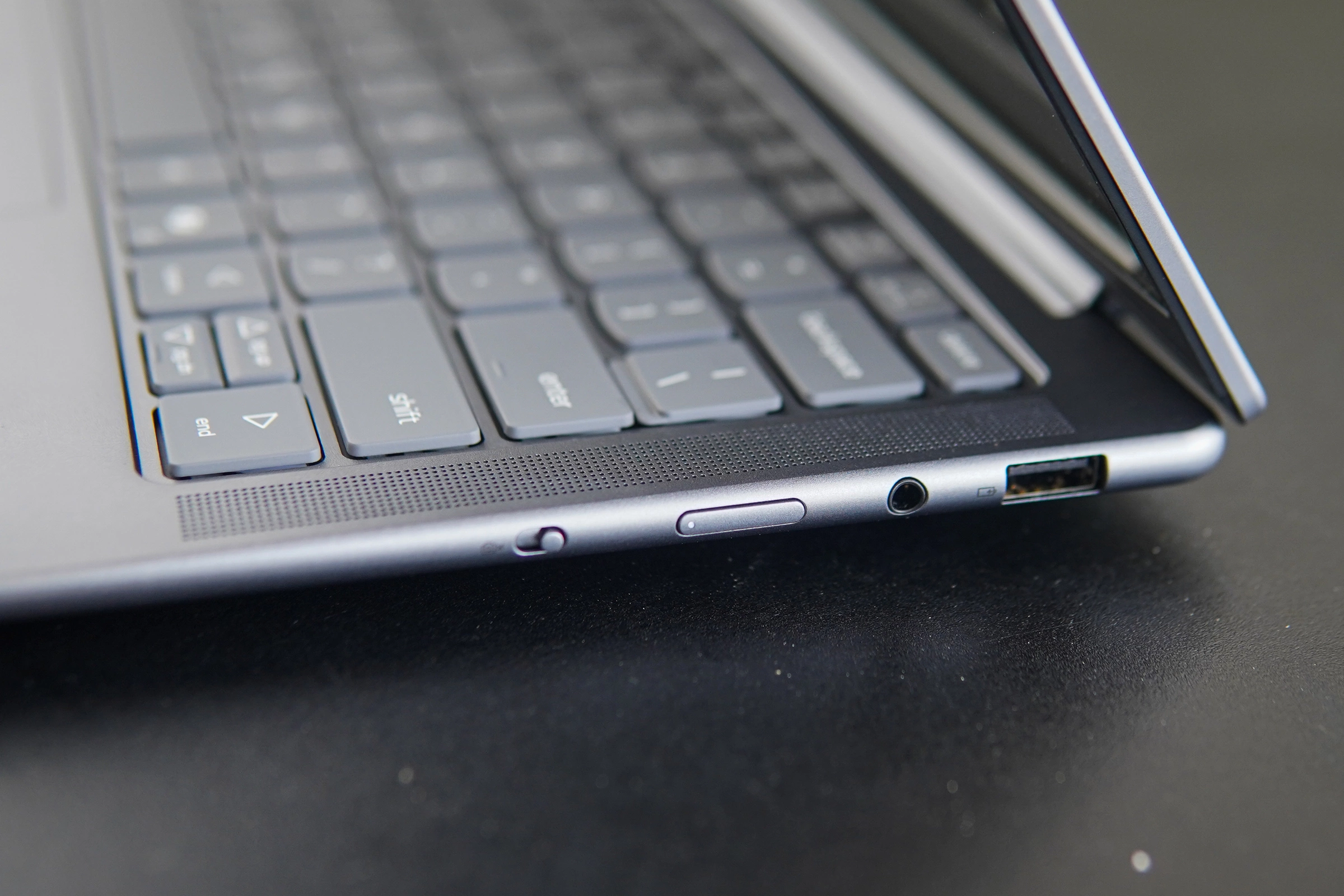 Lenovo ra mắt laptop Yoga Slim7i Aura Edition Gen10 giá 38 triệu đồng