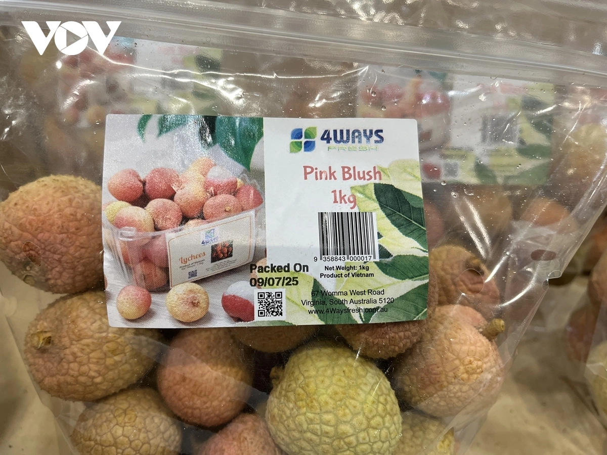 Túi vải tươi của Việt Nam được bán trong siêu thị Costco Lidcombe, Sydney, Australia.