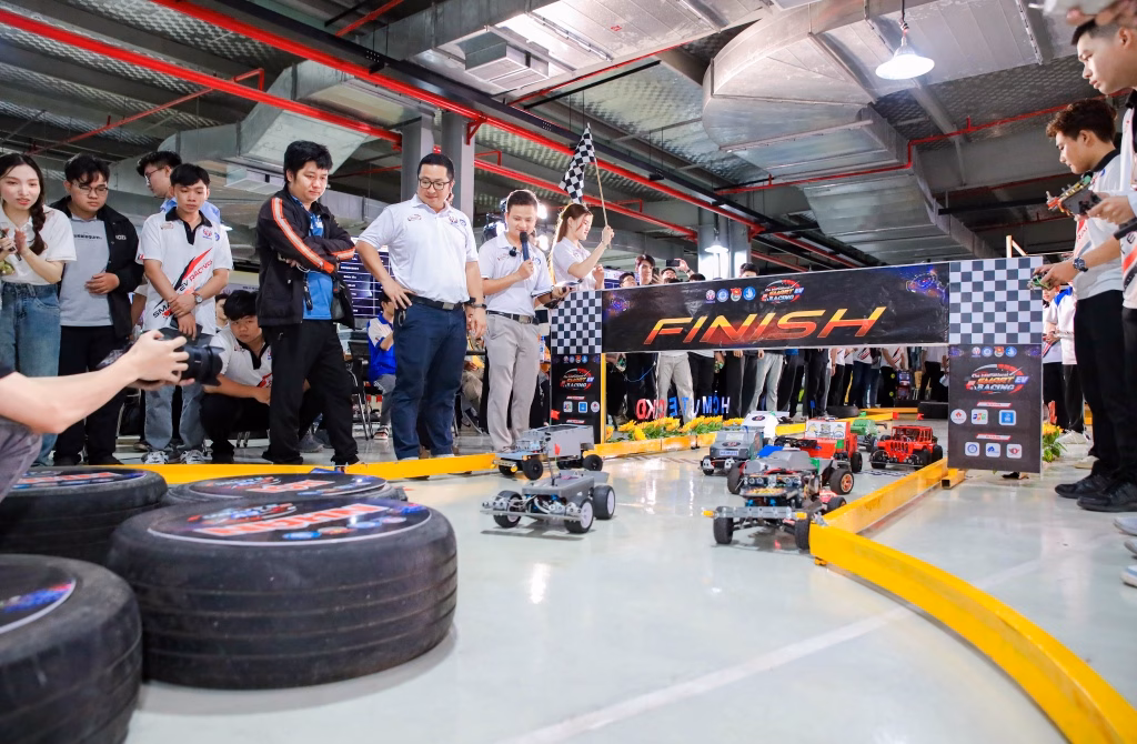 Sinh viên Việt Nam giành giải nhất cuộc thi xe điện Smart EV Racing 2025