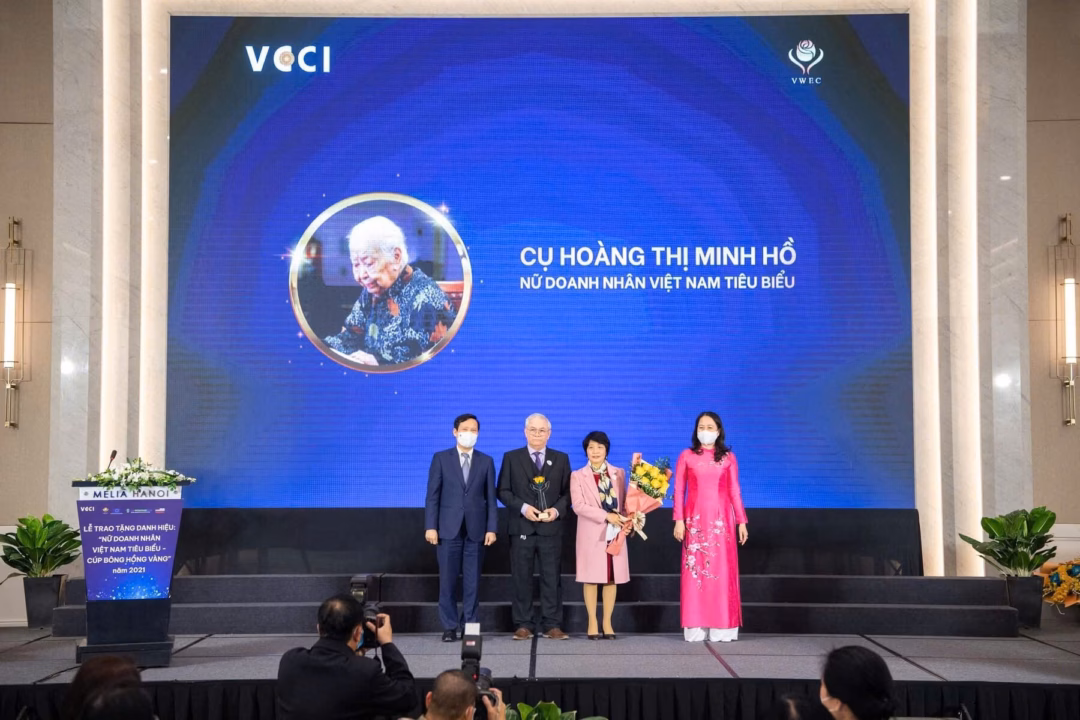 Tìm kiếm Nữ Doanh nhân Việt Nam tiêu biểu – Bông Hồng Vàng năm 2025 Phó Chủ nước Võ Thị Ánh Xuân và Chủ tịch VCCI Phạm Tấn Công trao Cúp Bông hồng Vàng cho nữ Doanh nhân tiểu biểu năm 2021