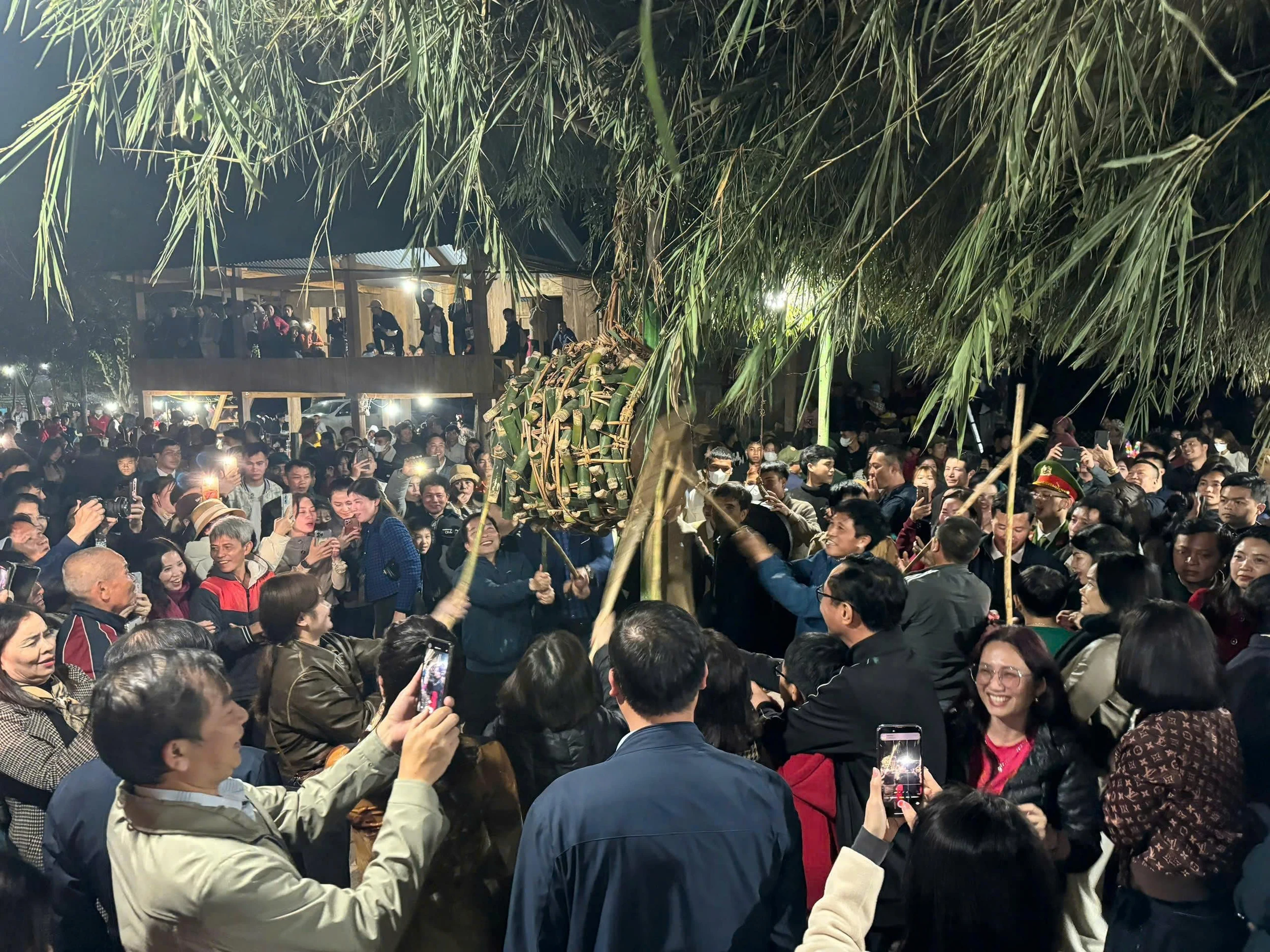 Vườn quốc gia Phong Nha – Kẻ Bàng giúp dân tộc thiểu số thoát nghèo bền vững Lễ hội đập trống của người Ma Coong ở xã Thượng Trạch thu hút đông đảo người dân và du khách tham gia - Ảnh: P.P