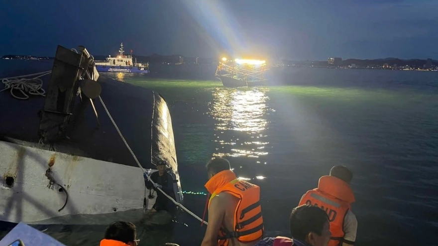 Cận cảnh lực lượng chức năng cứu hộ tàu đắm trên Vịnh Hạ Long