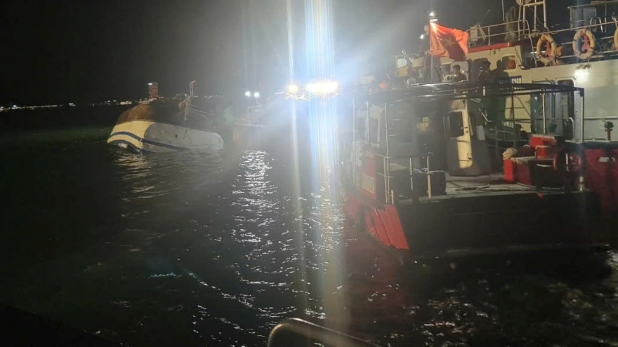 Cận cảnh lực lượng chức năng cứu hộ tàu đắm trên Vịnh Hạ Long