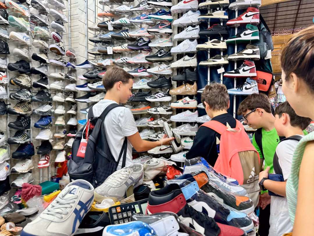 Chợ Bến Thành tràn ngập hàng nhái, gian lận thương mại: Cuộc chiến dài hạn chống hàng giả