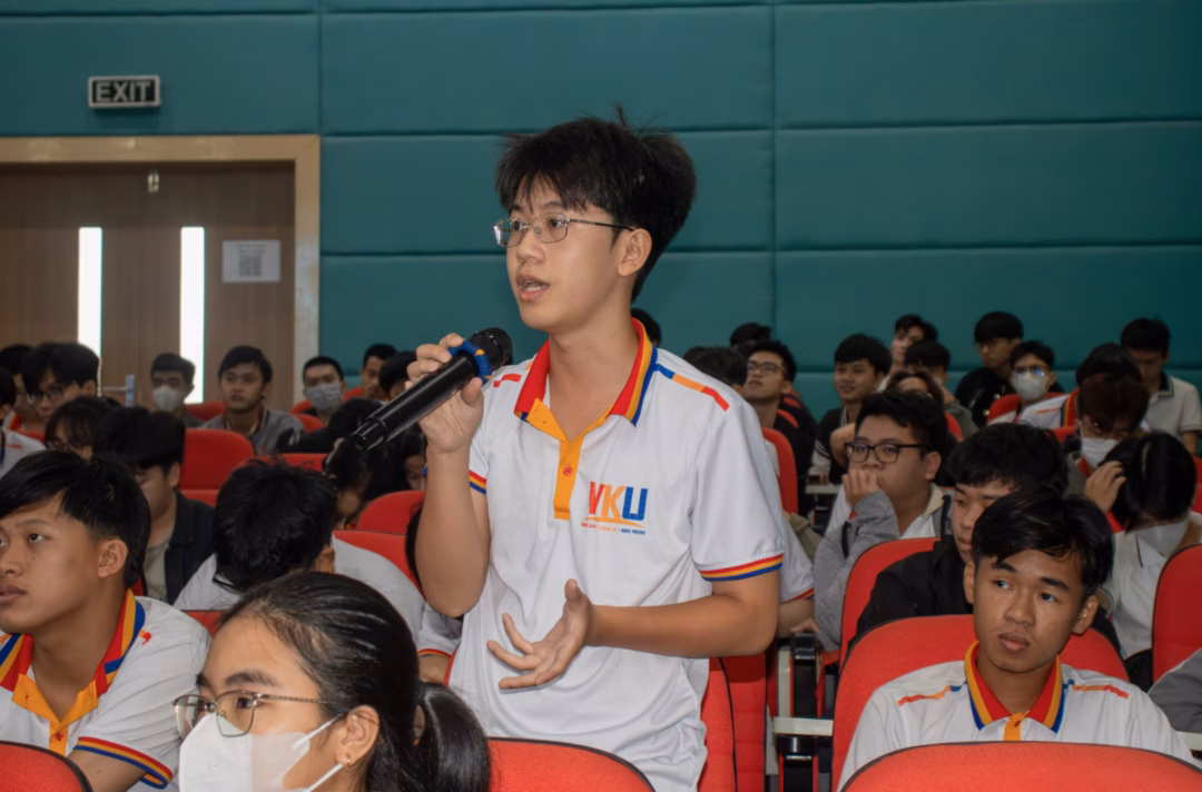 Sinh viên Trường Đại học Công nghệ thông tin và truyền thông Việt - Hàn (Đại học Đà Nẵng) trao đổi tại hội thảo về nâng cao nhận thức và trang bị kiến thức về an ninh mạng. Ảnh: THU HÀ