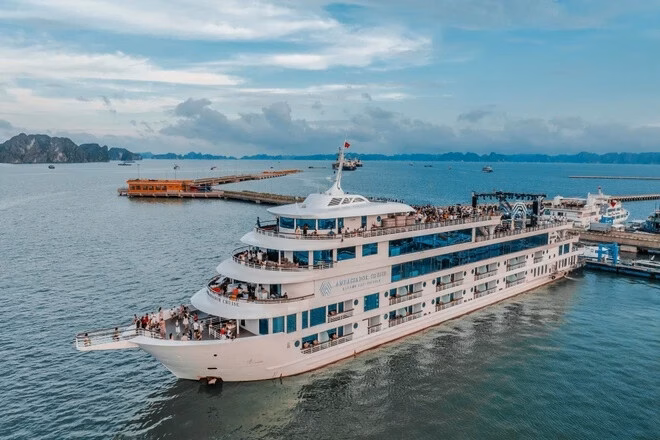 Du thuyền hỗ trợ dài hạn cho trẻ em mồ côi sau vụ lật tàu ở Hạ Long