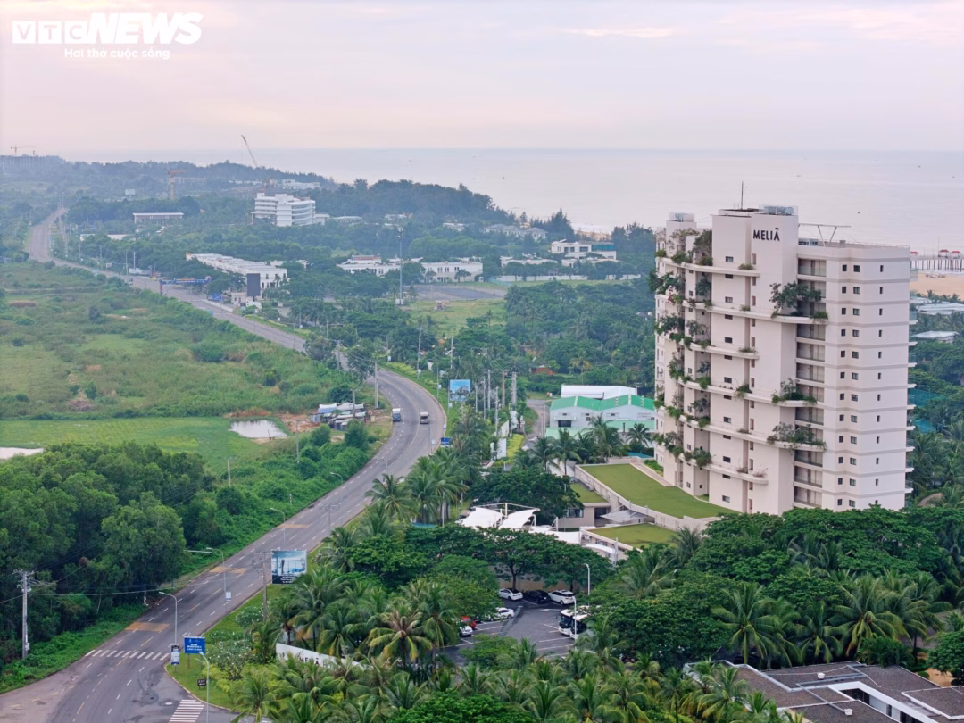 Ngoài thế mạnh thiên nhiên, động lực phát triển của Hồ Tràm còn đến từ hàng loạt dự án đầu tư quy mô lớn. Nơi đây hiện là xã có số lượng khách sạn, khu nghỉ dưỡng 4-5 sao nhiều nhất TP.HCM. Trong đó, nổi bật là tổ hợp nghỉ dưỡng The Grand Ho Tram vừa rót thêm 1 tỷ USD để phát triển phân khu mới, nâng tổng vốn đầu tư lên 4 tỷ USD. Dự án mở rộng thêm 35 ha, bao gồm khách sạn 5 sao, biệt thự nghỉ dưỡng, casino, trung tâm giải trí, hội nghị - triển lãm quốc tế, cung cấp hơn 6.000 phòng lưu trú, phục vụ 18.000 lượt khách mỗi ngày.