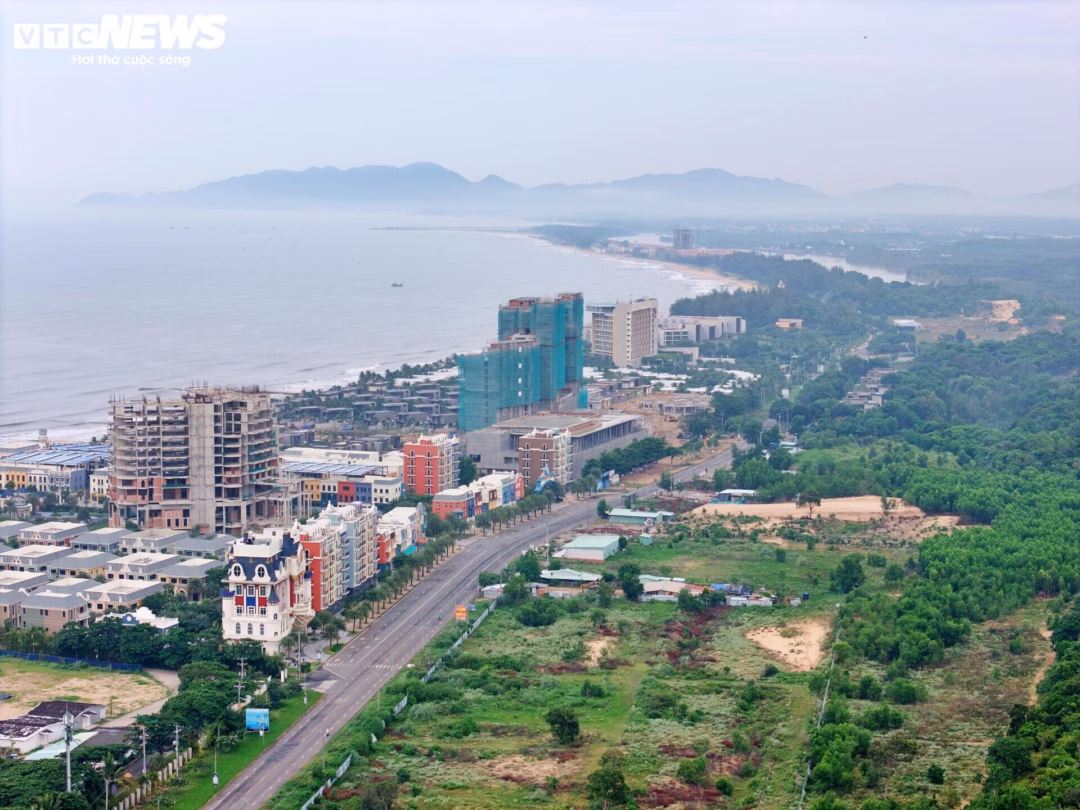 Sở hữu địa hình đặc biệt với rừng và biển liền kề, khí hậu ôn hòa, nắng đẹp hơn 300 ngày mỗi năm, Hồ Tràm được xem là một trong những vùng biển hội tụ đầy đủ điều kiện để phát triển du lịch nghỉ dưỡng, đặc biệt hướng đến thị trường quốc tế.