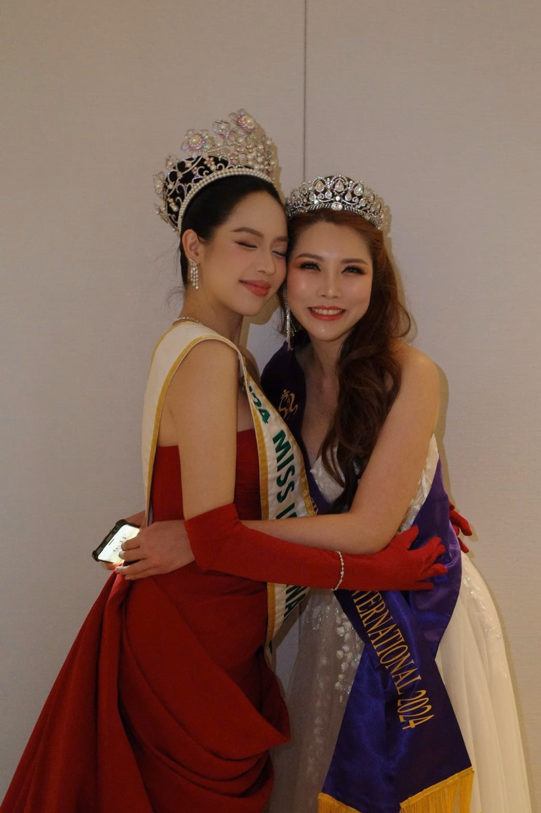 Hoa hậu Việt Nam diện váy cúp ngực tại Chung kết Hoa hậu Quốc tế Singapore