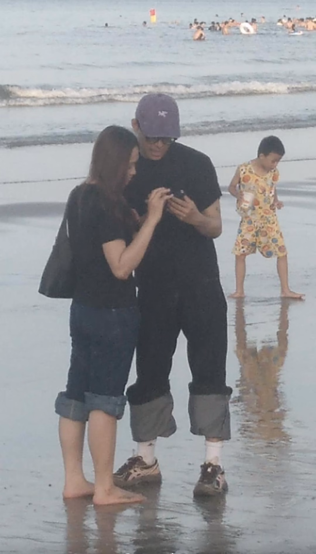 Nhưng không lâu sau đó, team qua đường đã khui ra khoảnh khắc hẹn hò của cả hai và chia sẻ rầm rộ mạng xã hội