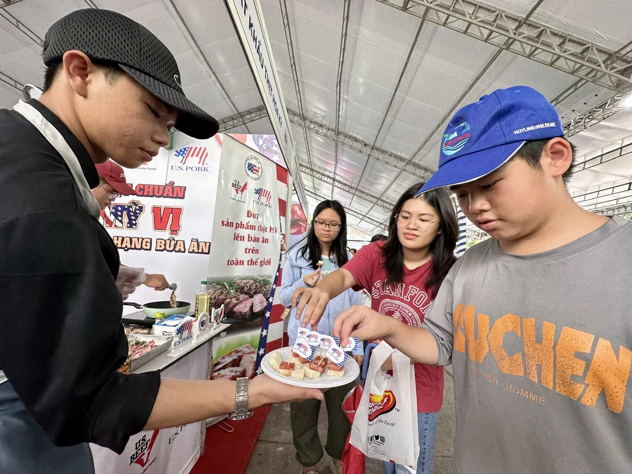 Mỹ vị từ xứ Cờ hoa" được các đầu bếp chế biến thành những món ăn ngon lành