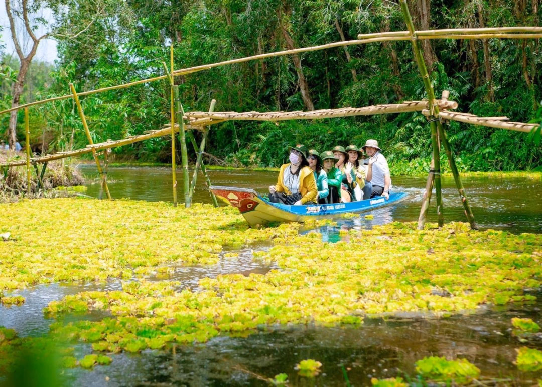 Khu du lịch sinh thái Mùa Xuân ở Cần Thơ – điểm đến bảo tồn thiên nhiên Học sinh và khách du lịch tham guan và tìm hiểu các ddiemr sinh thái tại khu du lịch. Ảnh: Văn Vũ.