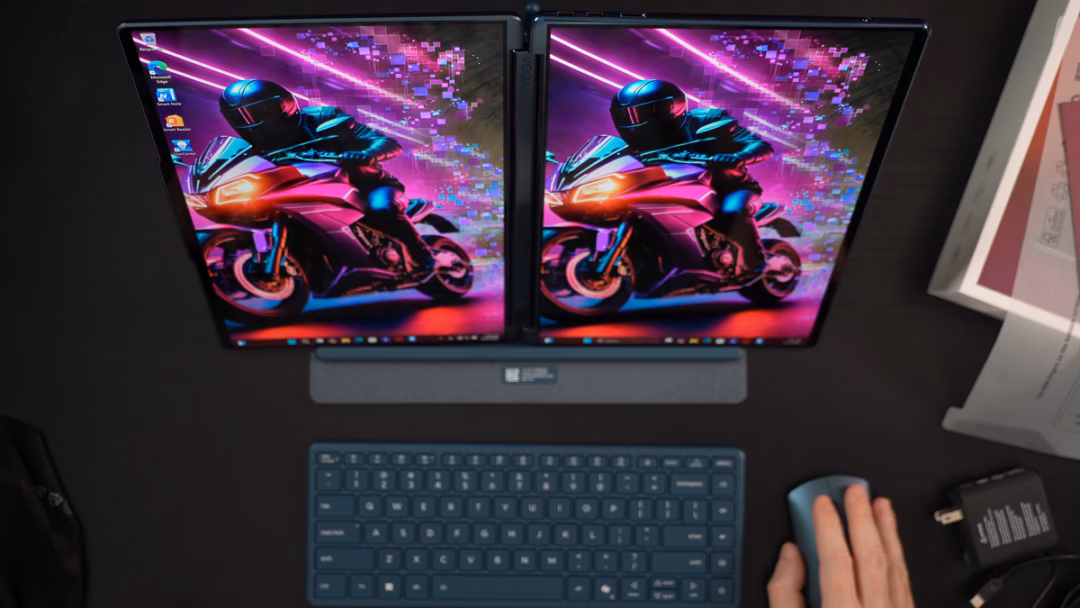 Lenovo Yoga Book 9i Gen 10 sở hữu bộ loa 4 driver nằm dọc 2 bên cạnh sườn máy có chất lượng âm thanh cực kỳ tốt