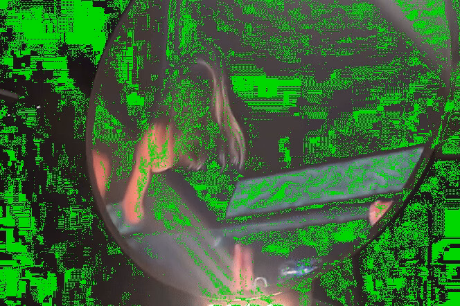 Nụ hôn trên kính kiss cam: CEO và nhân sự cấp cao ‘đốt cháy’ mạng xã hội và 2 gia đình