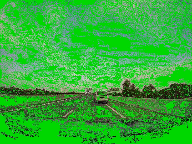 Tài xế ô tô biển xanh đi vào làn khẩn cấp trên cao tốc bị xử phạt 5 triệu đồng