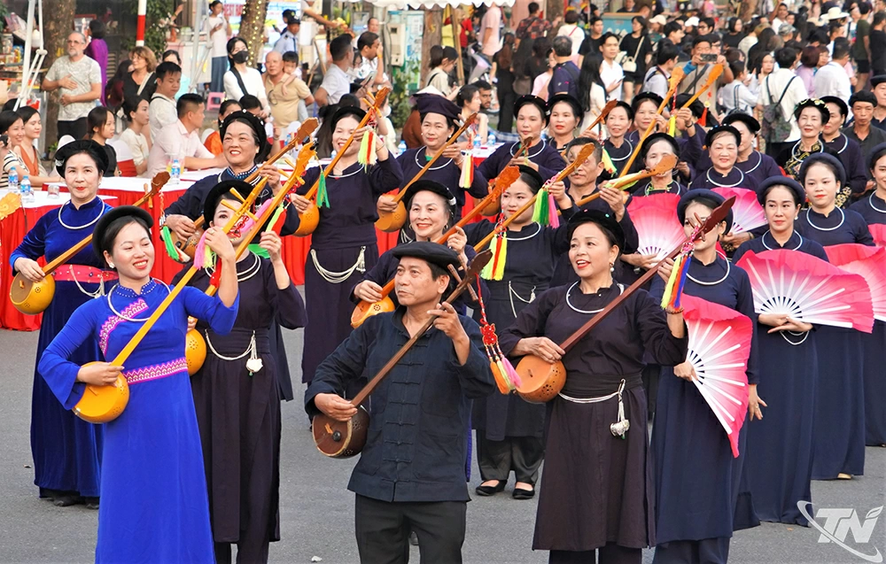 Thái Nguyên xây dựng hệ giá trị văn hóa gắn với bản sắc dân tộc Nghi lễ lấy nước của đồng bào các dân tộc xã Định Hóa được trình diễn phục vụ du khách.