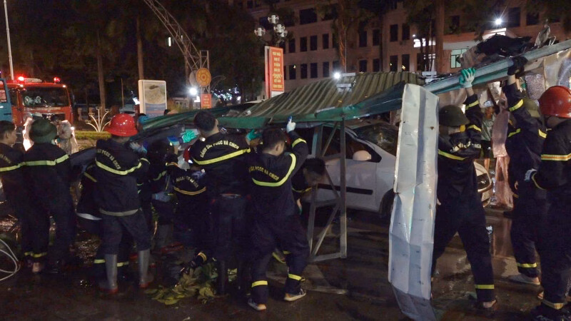 Thanh Hóa: Gió lớn gây thiệt hại, cảnh sát nhanh chóng ứng phó