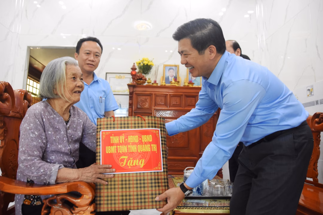 Tỉnh ủy Hải Lăng thăm, tặng quà gia đình chính sách dịp 27 tháng 7