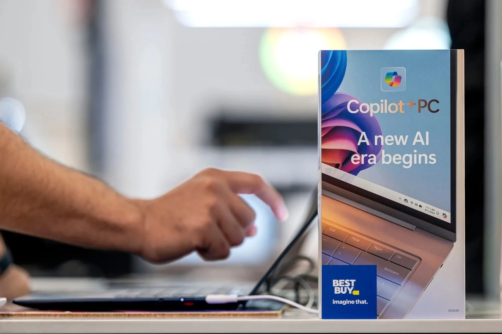Trợ lý AI Copilot của Microsoft vẫn còn xa với ChatGPT Dù nhận sự đầu tư lên đến hàng tỷ USD, Copilot vẫn loay hoay tìm chỗ đứng trên thị trường chatbot. Ảnh: Bloomberg.