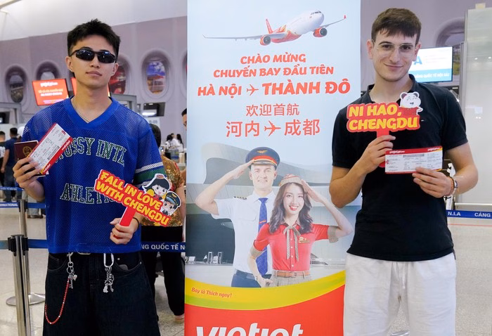 Vietjet khai trương đường bay Hà Nội – Thành Đô Những hành khách đầu tiên trên chuyến bay khai trương kết nối Hà Nội - Thành Đô