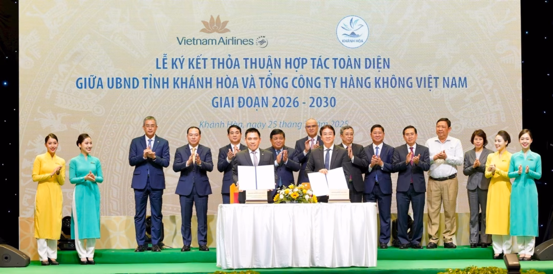 Phó Thủ tướng Nguyễn Chí Dũng chứng kiến buổi ký kết hợp tác giữa Vietnam Airlines và tỉnh Khánh Hòa. Ảnh: VNA.
