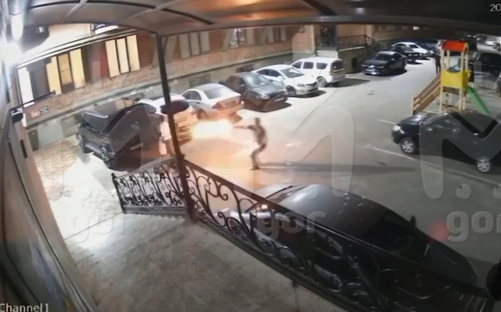 Khoảnh khắc kẻ tấn công xả súng vào Khizriev (áo trắng) được ghi lại trong camera - Ảnh: KY