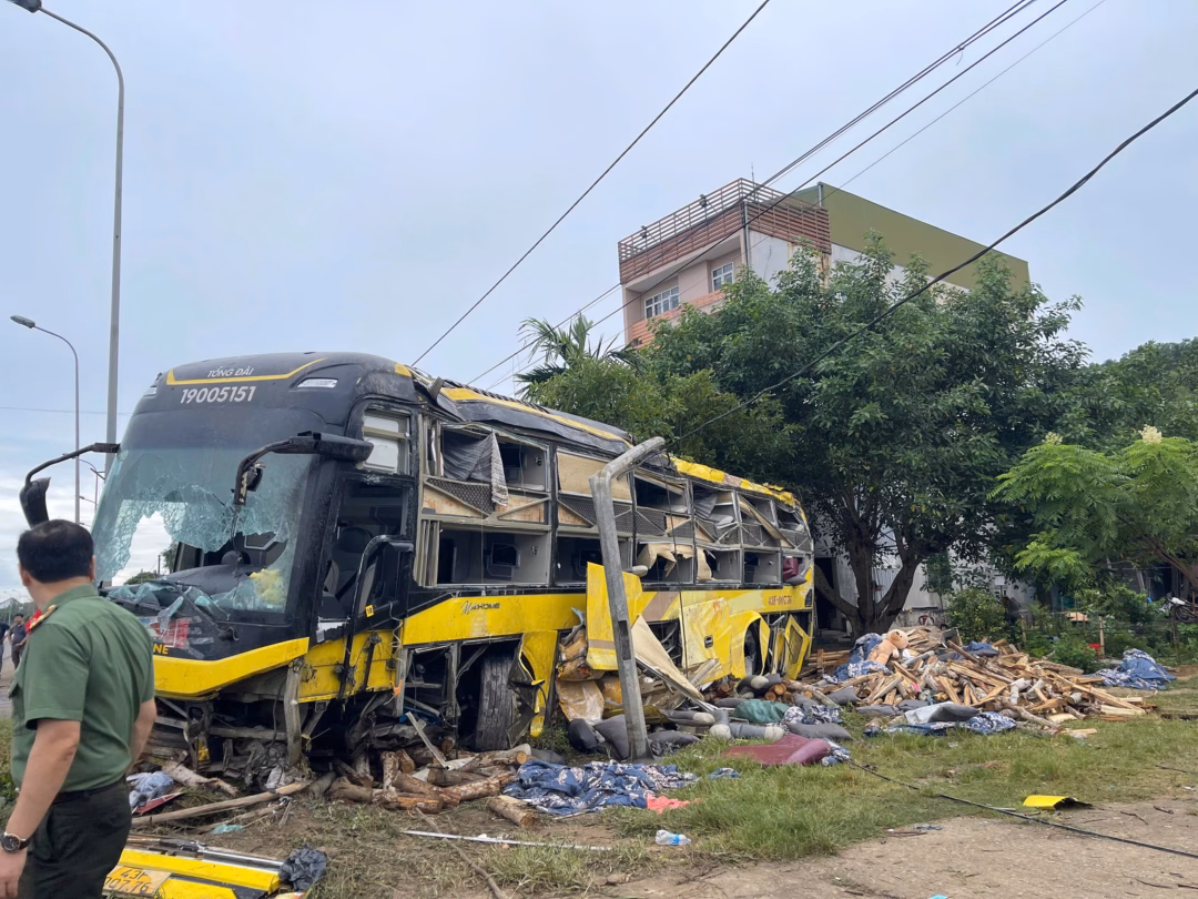 Xe khách lật trên quốc lộ 1A, 9 người chết, 15 người bị thương