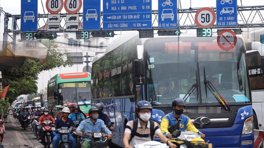 Xe lớn lấn làn trên Quốc lộ 1A: Người dân TP HCM bức xúc