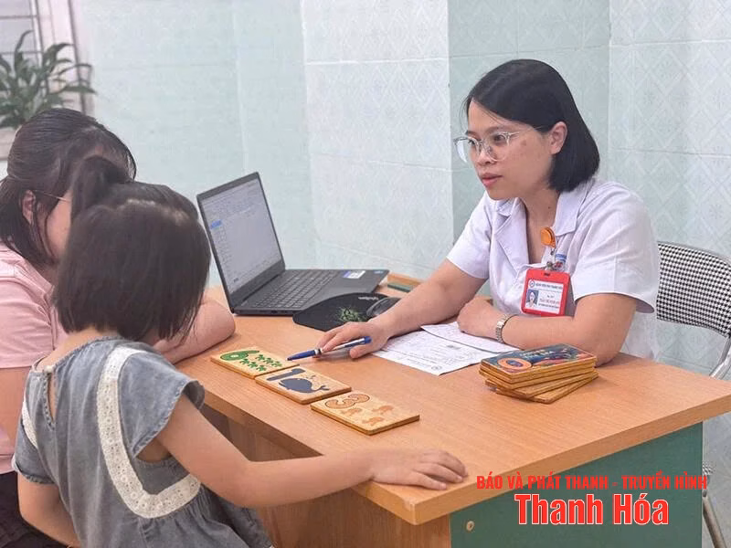 Cảnh báo: Trẻ xem nhiều Tivi và điện thoại dễ mắc bệnh Tic