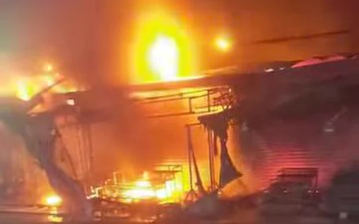 Cháy lớn nhà xưởng ở TP.HCM, hàng chục cán bộ chiến sĩ dập lửa ngăn cháy lan Lửa bao trùm xưởng sơn rộng 1.000m2 của công ty ở TP.HCM - Ảnh 2.