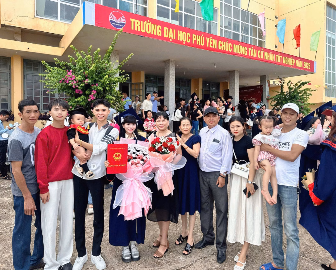 Gia đình của Quỳnh My đến chúc mừng cô nhận bằng tốt nghiệp