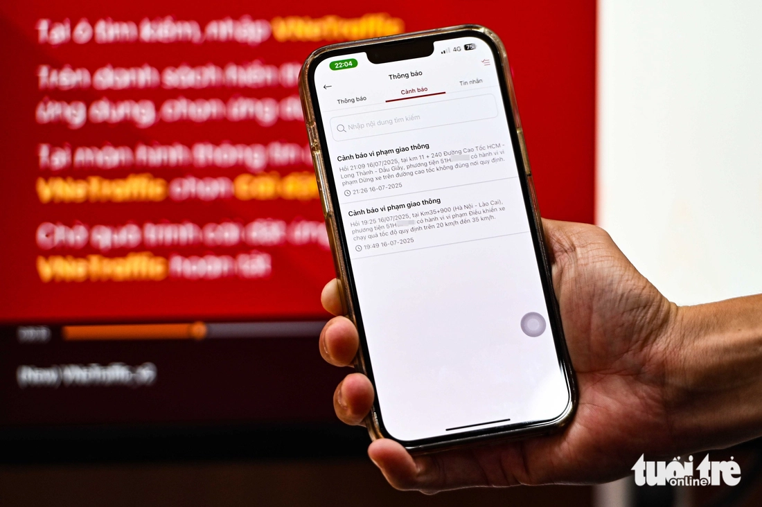 Cục Cảnh sát giao thông ra mắt trung tâm thông minh hỗ trợ điều hành bằng AI Vi phạm giao thông được gửi đến điện thoại tài xế thông qua ứng dụng VNeTraffic - Ảnh: HỒNG QUANG