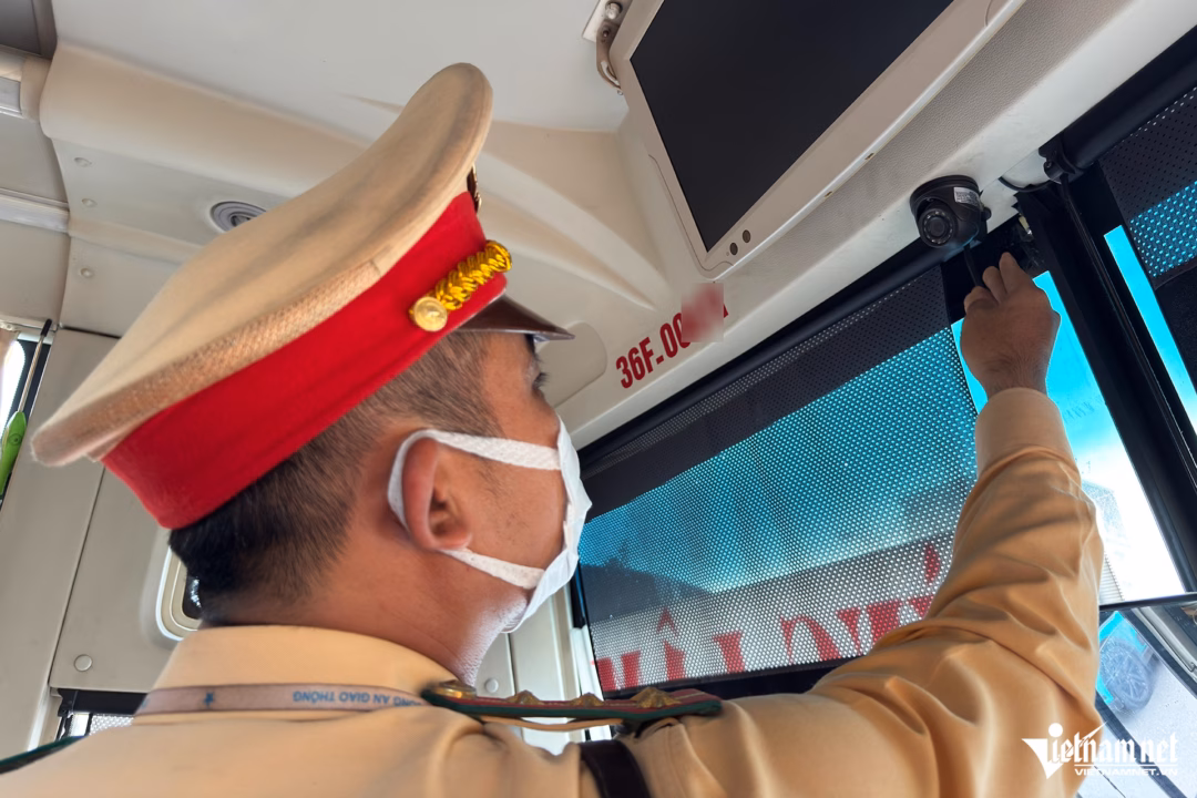 CSGT Hà Nội kiểm tra camera ghi hình ảnh tài xế. Ảnh: Đình Hiếu