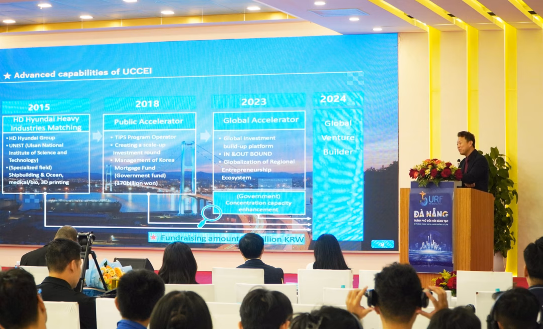 Ông Hee-chul Cho, Giám đốc Chiến lược UCCEI chia sẻ về chiến lược phát triển của Trung tâm Kinh tế sáng tạo và Đổi mới sáng tạo Ulsan. Ảnh: PHAN VINH