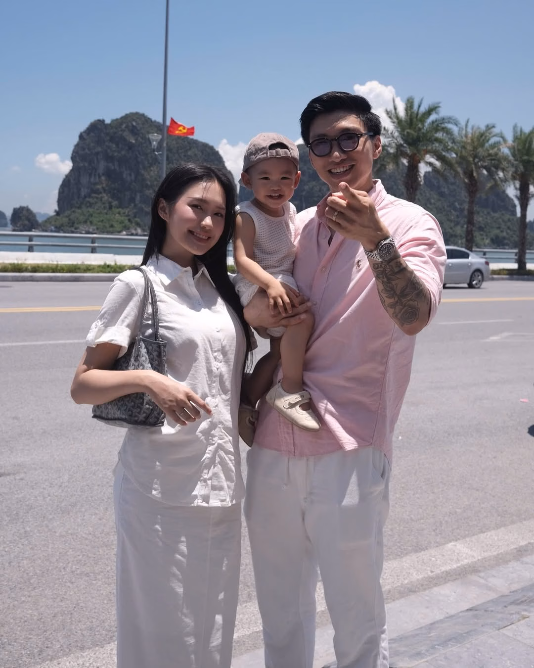 Đi du lịch cùng gia đình, Doãn Hải My diện set trắng tinh khôi vừa dịu mắt lại vừa nổi bật. Áo sơ mi tay ngắn mix cùng chân váy dài tạo cảm giác nhẹ nhàng, nữ tính. Nhìn cách cô nàng mix túi xách đơn giản và để tóc thả tự nhiên cũng đủ thấy gu thời trang tối giản nhưng có nét riêng rất riêng của My.