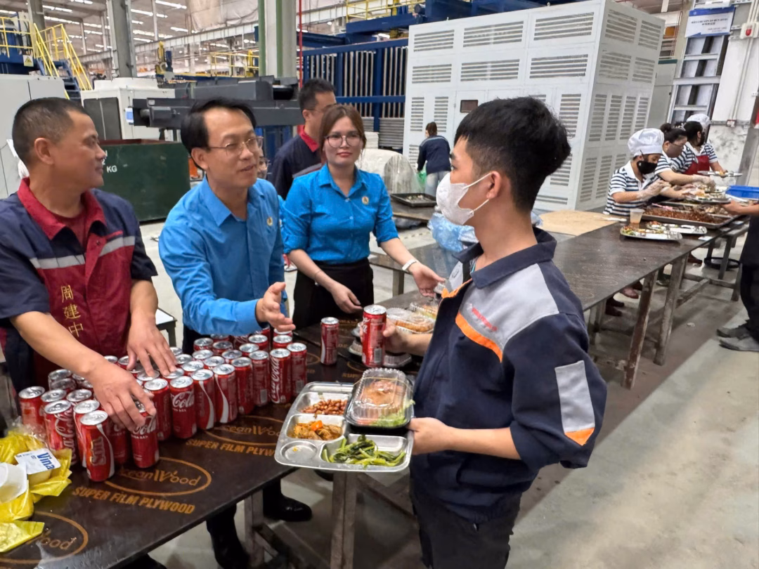 Đồng chí Nguyễn Chí Công - Phó Chủ tịch LĐLĐ tỉnh, Trưởng ban Công tác Công đoàn tham dự bữa cơm công đoàn tại Công ty TNHH Innovation Precision Việt Nam