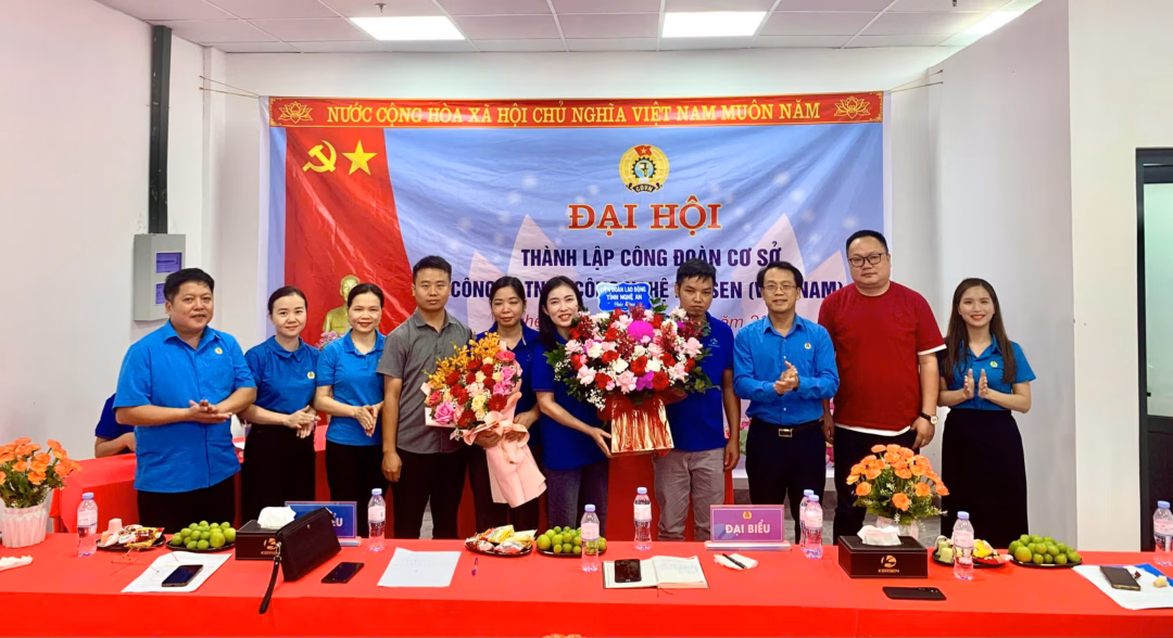Lãnh đạo LĐLĐ tỉnh và Công ty tặng hoa chúc mừng Đại hội thành lập CĐCS Công ty TNHH Công nghệ Kesen (Việt Nam)