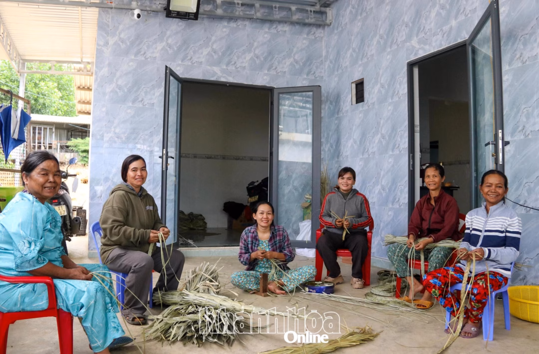 Phụ nữ dân tộc thiểu số đổi đời nhờ đan dây lá buông