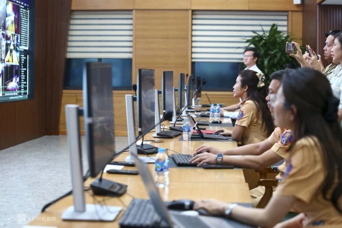 Hàng chục CSGT sẽ làm việc thông qua máy tính và màn hình lớn. Ảnh: Việt An