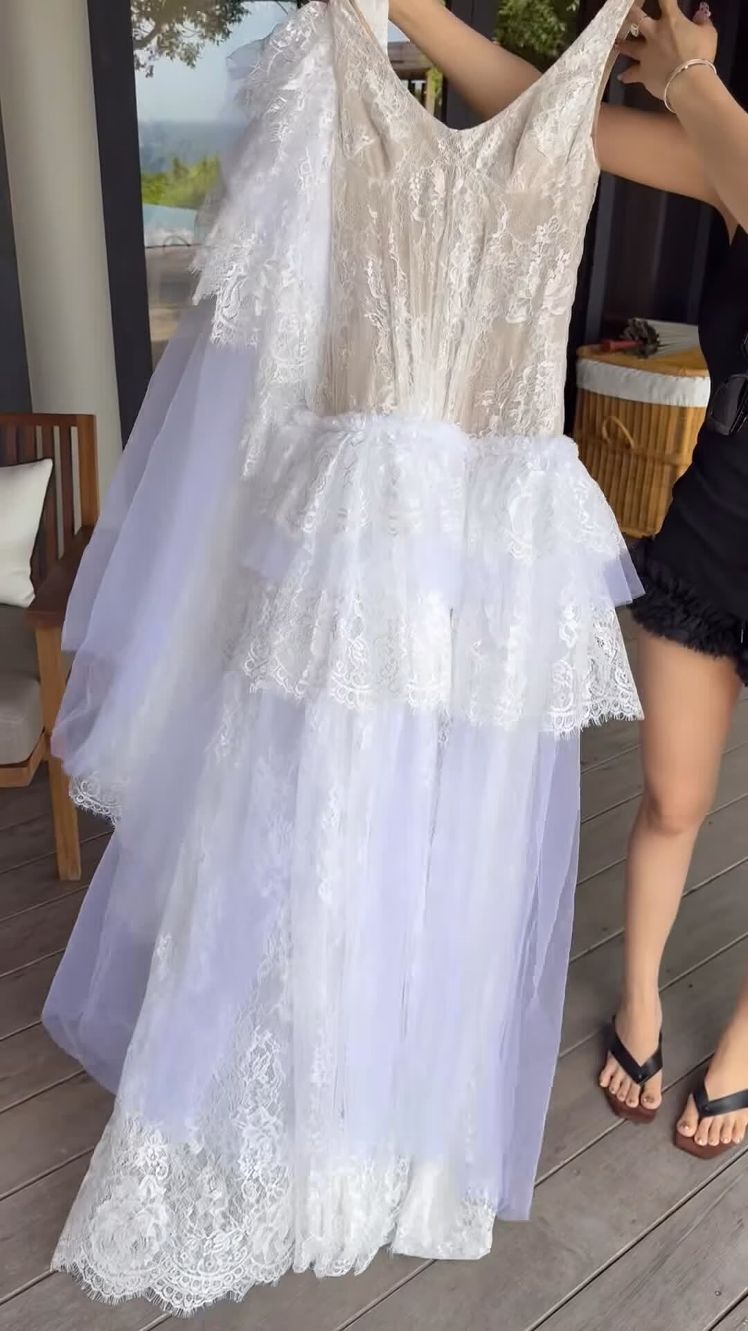 Váy triệu đồng của DLV bị chê ‘dỏm’ vì đổi màu khi ra đường Hình ảnh sản phẩm theo quảng cáo của hãng (Ảnh: DLV).