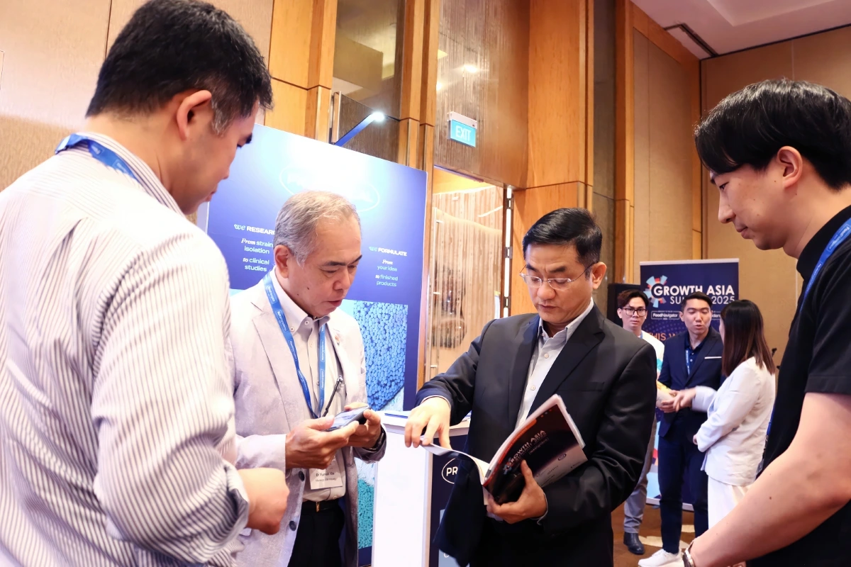 Ông Nguyễn Quang Trí - Giám đốc điều hành Marketing Vinamilk (ngoài cùng bên phải) chia sẻ về đột phá 6 HMO với các khách mời tại Diễn đàn Phát triển Châu Á 2025 (Ảnh: Hồng Nhân)