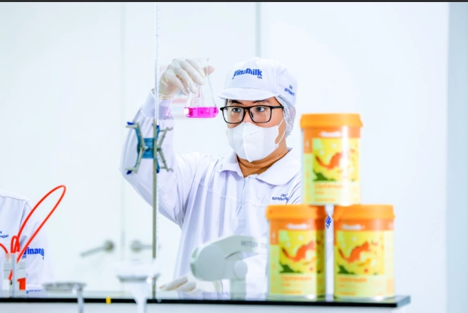 Các chuyên gia Vinamilk nghiên cứu công thức đặc biệt, giúp Optimum là sản phẩm đầu tiên và duy nhất tại Việt Nam chứa phức hợp 6-HMO. Ảnh: Nguyễn Hoàng
