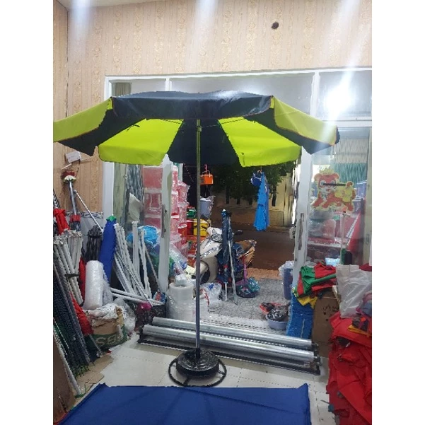 Dùng dù vải che mưa nắng như thế nào để không bị bay khi trời gió lớn