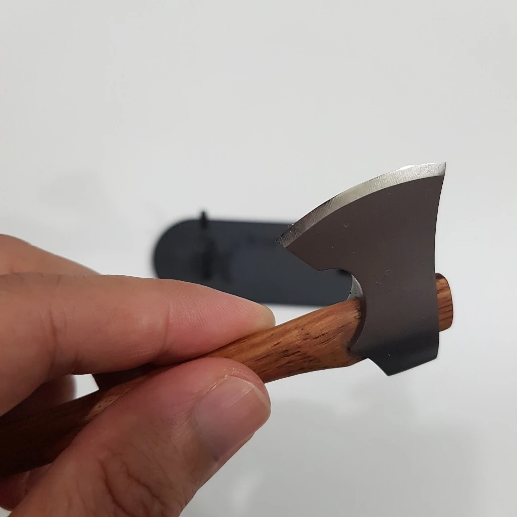 Khi đi cắm trại, dã ngoại thì nên dùng búa mini hay búa lớn để không gây phiền toái trên đường di chuyển