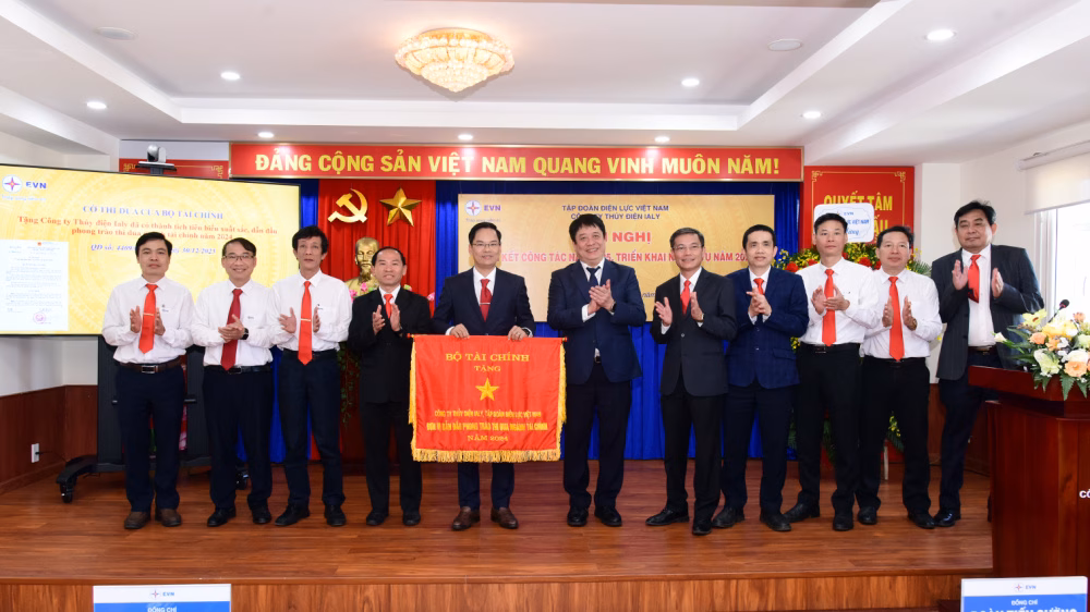 Cờ Đơn vị dẫn đầu phong tr&agrave;o thi đua ng&agrave;nh T&agrave;i ch&iacute;nh năm 2024