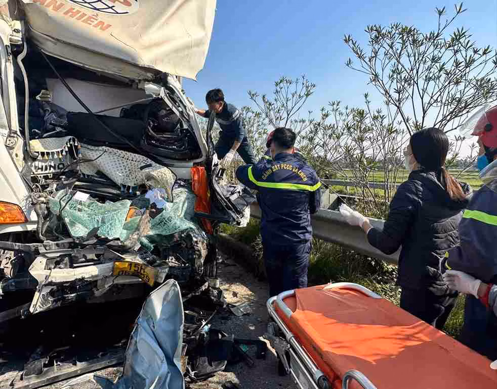 Lực lượng Cảnh s&aacute;t PCCC v&agrave; CNCH triển khai cứu nạn tại ĐT468