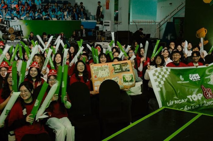 Kh&aacute;n giả cổ vũ trong đ&ecirc;m chung kết